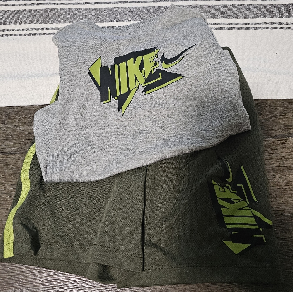 Nike Gray and Green Short Sleeve Tee with Graphic Design
